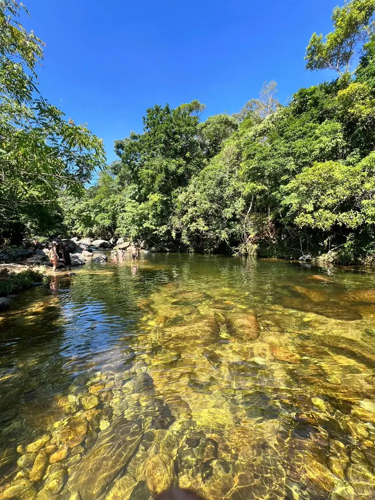 Piscina natural de água transparente