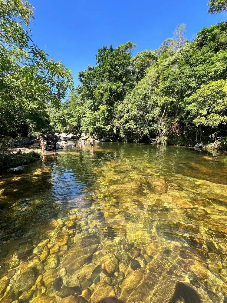 Banho de rio na mata