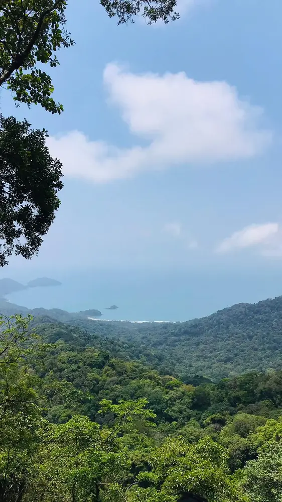 Mar visto do alto da trilha