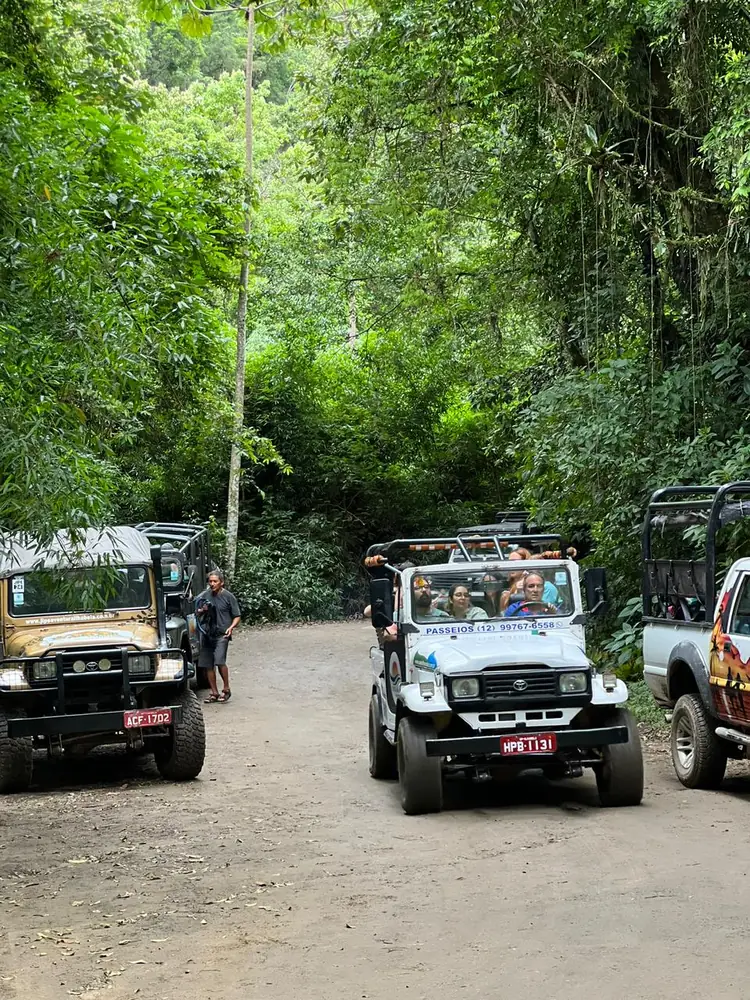 Jipes 4x4 na estrada de Castelhanos em meio à Mata Atlântica