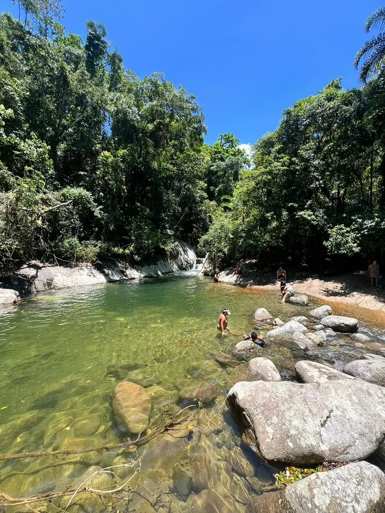 Cachoeira com banhistas