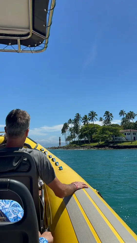 A bordo da lancha durante a navegação por praias de Ilhabela