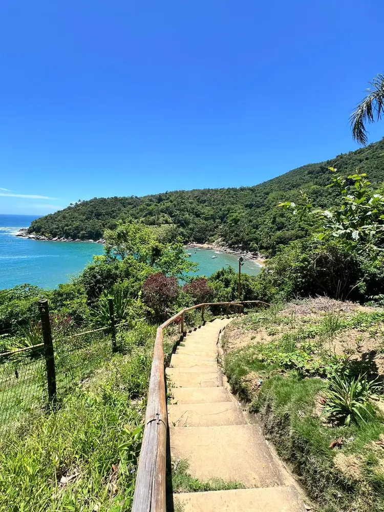 Escada descendo para a enseada