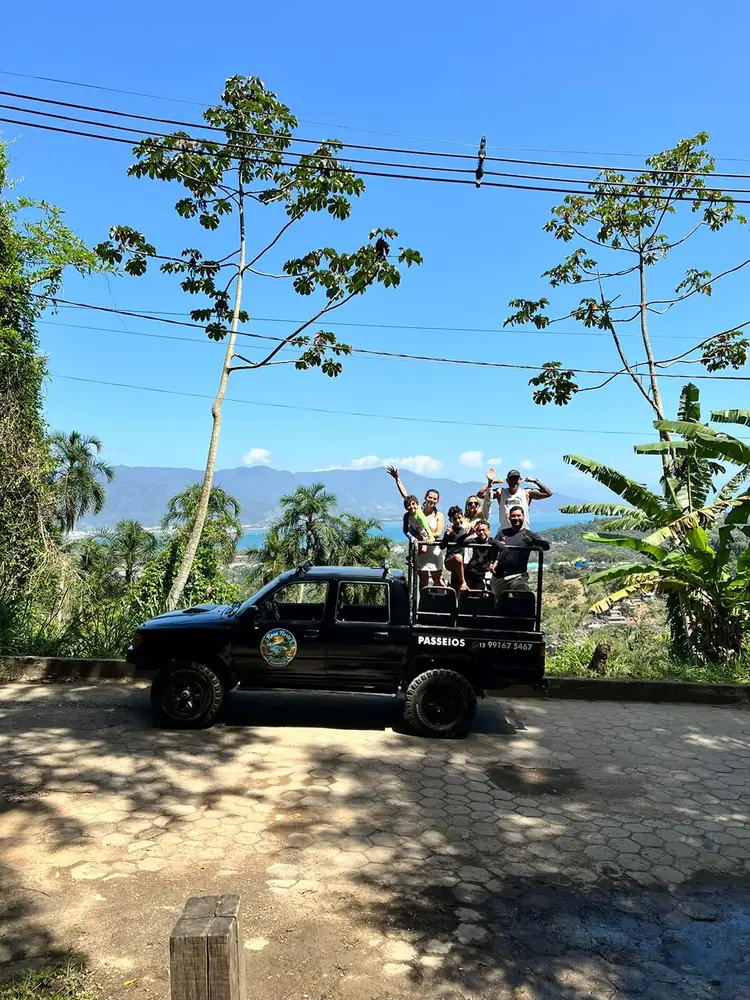 Família no jipe de passeio