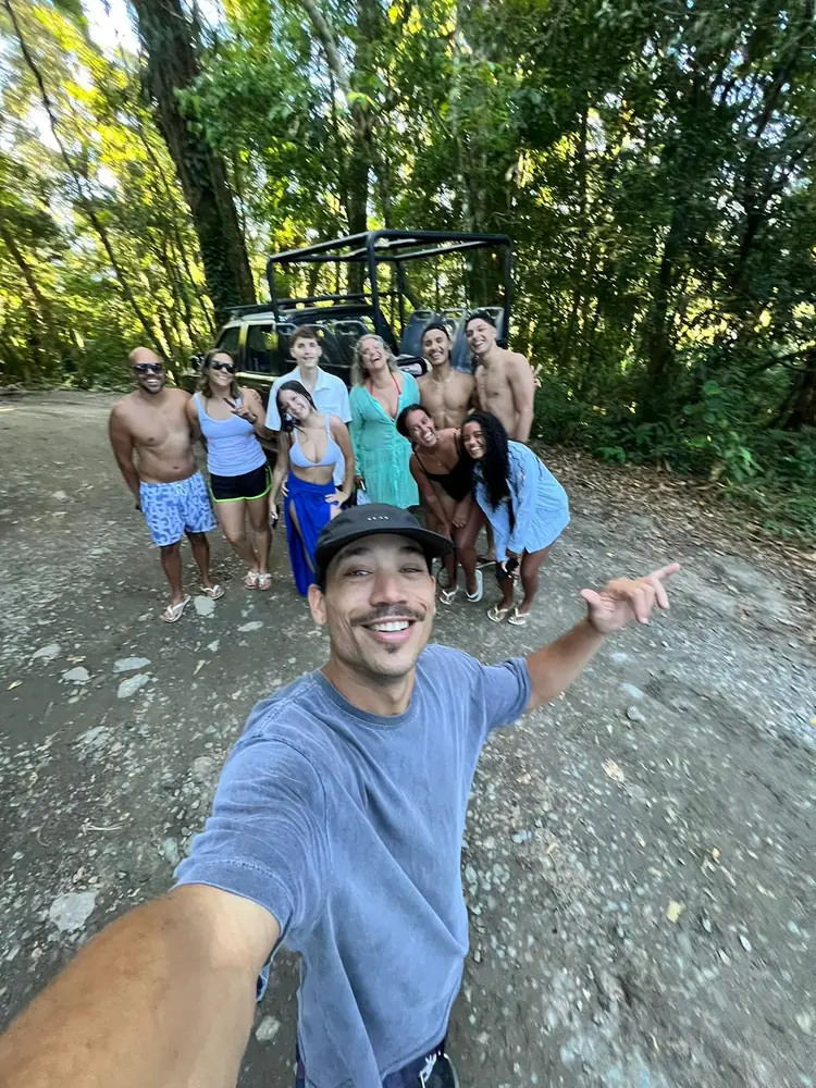 Pato, guia nativo de Ilhabela, com grupo de turistas em frente ao jipe 4x4